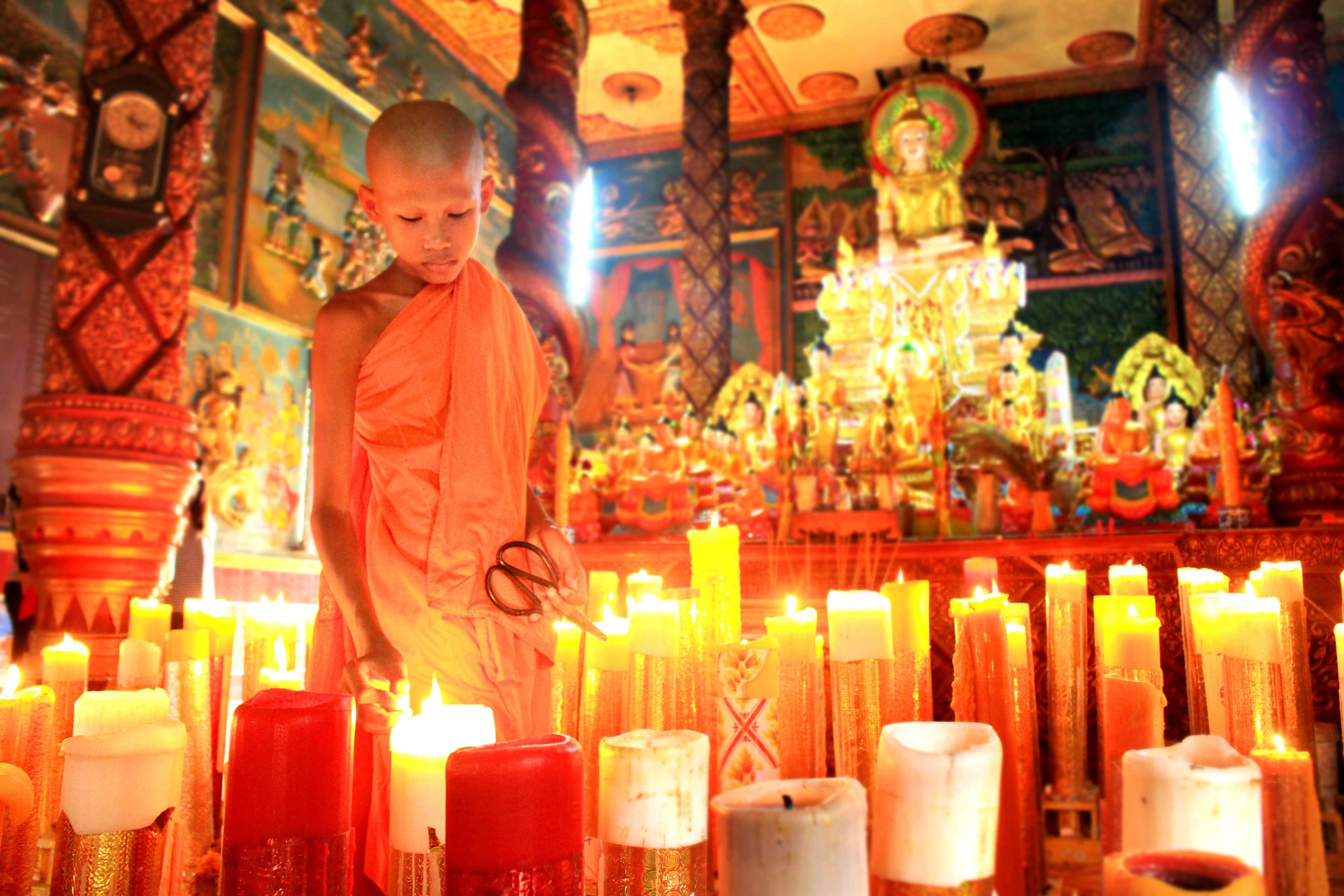 ព្រះភិក្ខុសង្ឃទាំងឡាយ មើលថែទៀនវស្សាចែងជះពន្លឺជានិច្ចក្នុងរយៈពេល៣ខែចូលវស្សា 4-nhapha.jpg