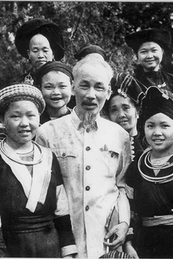 លោកប្រធាន ហូ ជីមិញ ជាមួយតំណាងនារីបណ្តាជនជាតិចំនួនមនុស្សតិចនៅមហាសន្និបាតនារីទូទាំងប្រទេសលើកទី ២ ថ្ងៃទី ២ ខែ មិថុនា ឆ្នាំ ១៩៥៦ នៅវិមានប្រធានរដ្ឋ ហាណូយ