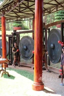 បងប្អូនជនជាតិ​ ស្ទៀង បង្ហាញថ្វៃដៃវាយគង​នៅ​តំបន់​អភិរក្ស​វប្បធម៌​ជនជាតិ​ ស្ទៀង ភូមិ បំប (ស្រុក ប៊ូដាំង ខេត្ត ប៊ិញភឿក)។ រូបថត៖ ញឹតប៊ិញ - ទីភ្នាក់ងារព័ត៌មានវៀតណាម