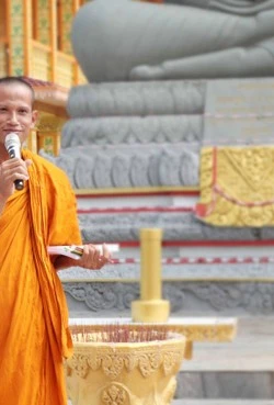 ព្រះតេជគុណ សឺន ថន ព្រះចៅអធិការវត្ត ជ្រោយទឹមកណ្តាល (ភូមិ តឹមឡុក ឃុំ ដាយតឹម ស្រុក មីស្វៀន ខេត្ត សុកត្រាំង) និមន្តថេរដីកានៅក្នុងពិធីបើកបវេសនកាលថ្នាក់សិក្សាអក្សរ ខ្មែរ ឱកាសវិស្សមកាល។