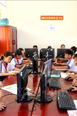 សាលារៀនថាក់រៀន​ត្រូវ​បាន​វិនិយោគ​យ៉ាង​ធំទូលាយស្អាតបាតបង្ក​លក្ខខណ្ឌ​អំណោយផល​សម្រាប់​សិស្សសាលាតំបន់បងប្អូនជនជាតិ ខ្មែរ​ ​ខេត្ត វិញឡុង សិក្សារៀនសូត្រ។ រូបថត៖ ឡេ ធុយហាំង - ទីភ្នាក់ងារព័ត៌មានវៀតណាម