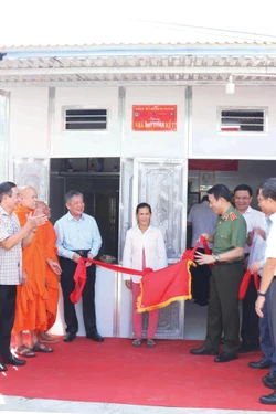 ក្រសួងនគរបាលប្រគល់ជូនផ្ទះមហាសាមគ្គីជូនប្រជាជននៅស្រុក ត្រាគូ (ខេត្ត ត្រាវិញ)