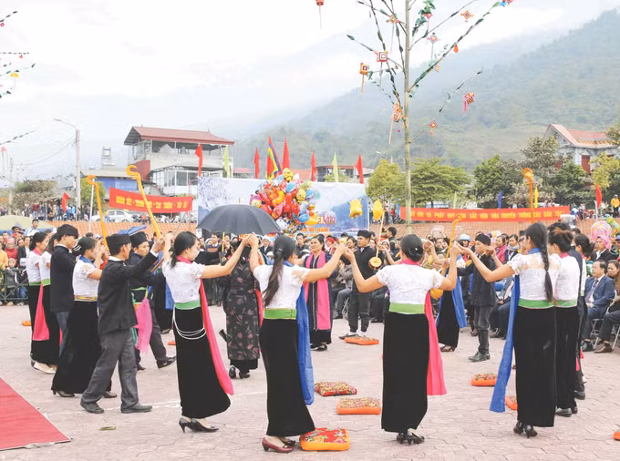 24-xoe Thai Dien Bien-xuan tu.jpg