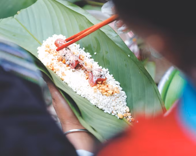 2-nguoi Dao goi banh cung-thanh tung-hoa binh.jpg