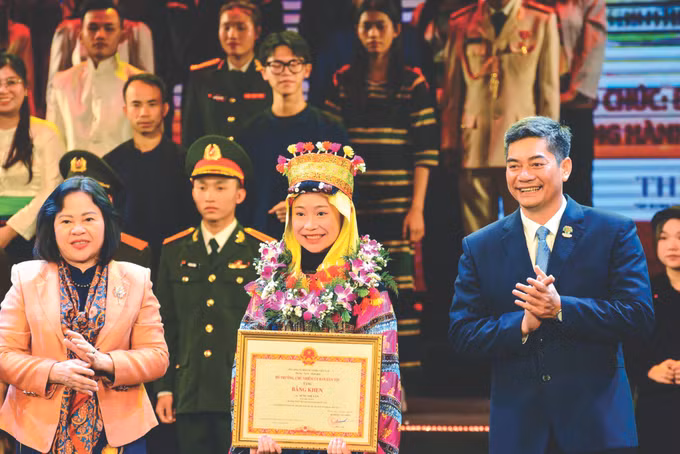 1--sung thi van-anh song hung.jpg