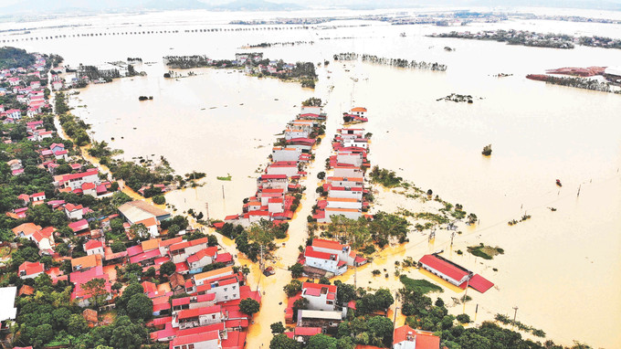 ផ្លូវចូលទៅកាន់ឃុំ ទ្រីអៀន ស្រុក អៀនយុង (ខេត្ត បាក់យ៉ាង) លិចយ៉ាងជ្រៅបណ្តាលអោយជីវភាពរស់នៅរបស់ប្រជាជនជួបការលំបាករាប់មិនអស់ 20-viet yen-bac giang-danh lam.jpg