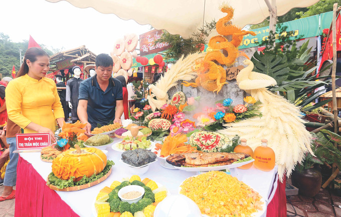 ការប្រកួតប្រជែងធ្វើភោជនាហាររបស់ទីរួមស្រុក ម៉ុកចូវ 4-tuan hoa van hoa du lich Son La-quang quyet.jpg