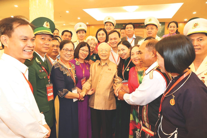 លោកអគ្គលេខាបក្ស ង្វៀន ភូត្រុង ជាមួយនឹងប្រតិភូគំរូតួយ៉ាងទូទាំងប្រទេស អំពីសិក្សារៀនសូត្រនិងធ្វើតាមសតិអារម្មណ៍ សីលធម៌ ស្ទីលរស់នៅនិងធ្វើការរបស់លោកប្រធាន ហូ ជីមិញ ថ្ងៃទី ២ ខែ វិច្ឆិកា ឆ្នាំ ២០២៣ 8-55 nam thuc hien Di chuc Chu tich HCM.jpg