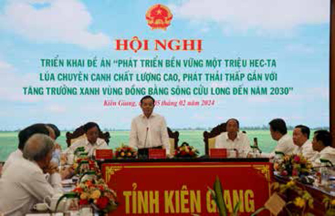 នាថ្ងៃទី ០៥ ខែ កុម្ភៈ ឆ្នាំ ២០២៤ នៅទីក្រុង រ៉ាច់យ៉ា ក្រសួងកសិកម្មនិងអភិវឌ្ឍន៍ជនបទសហការជាមួយនឹងខេត្ត កៀនយ៉ាង រៀបចំកិច្ចប្រជុំដាក់ដំណើរការគម្រោងមេ "អភិវឌ្ឍចីរភាពស្រូវឯកវប្បកម្មគុណភាពខ្ពស់ចំនួន១ លានហិកតា បញ្ចេញជាតិសំណល់ទាបផ្សារភ្ជាប់ជាមួយនឹងកំណើនបៃតងតំបន់វាលទំនាបទន្លេ គឺវឡុង រហូតដល់ឆ្នាំ ២០៣០"។ លោកឧបនាយករដ្ឋមន្រ្តីនៃរដ្ឋាភិបាល ត្រឹន លឺវក្វាង អញ្ជើញចូលរួមនិងដឹកនាំចង្អុលបង្ហាញនិងណែនាំក្នុងកិច្ចប្រជុំ 05.jpg