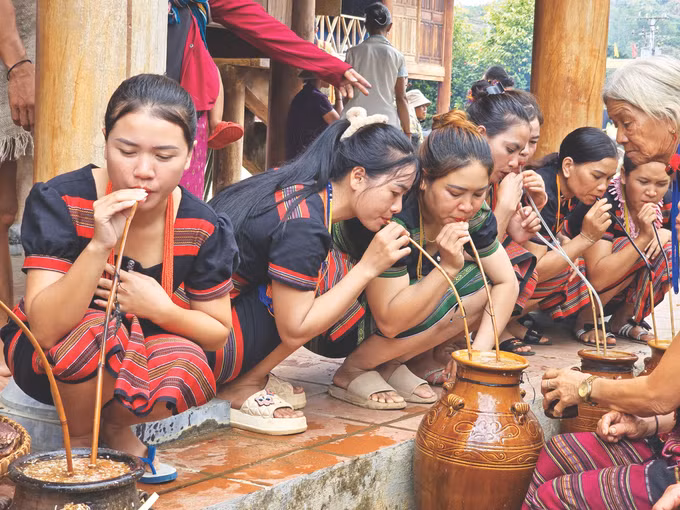 2-tria lua Brau-khoa chuong-kon tum.jpg