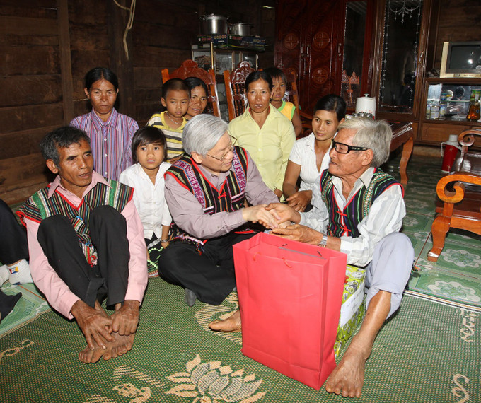 លោកអគ្គលេខាបក្ស ង្វៀន ភូត្រុង អញ្ជើញសួរសុខទុក្ខនិងជូនអំណោយដល់ព្រឹទ្ធាចារ្យភូមិ ដៀវ ល្វិញ នៅភូមិ បនប៊ុនឌើរ៍ ឃុំ កា្វងតឹម ស្រុក ទុយឌឹក ខេត្ត ដាក់ណុង (ថ្ងៃទី ៨ ខែ ធ្នូ ឆ្នាំ ២០១២)។ រូបថត៖ ទ្រីយុង - ទីភ្នាក់ងារព័ត៌មានវៀតណាម 02.jpg