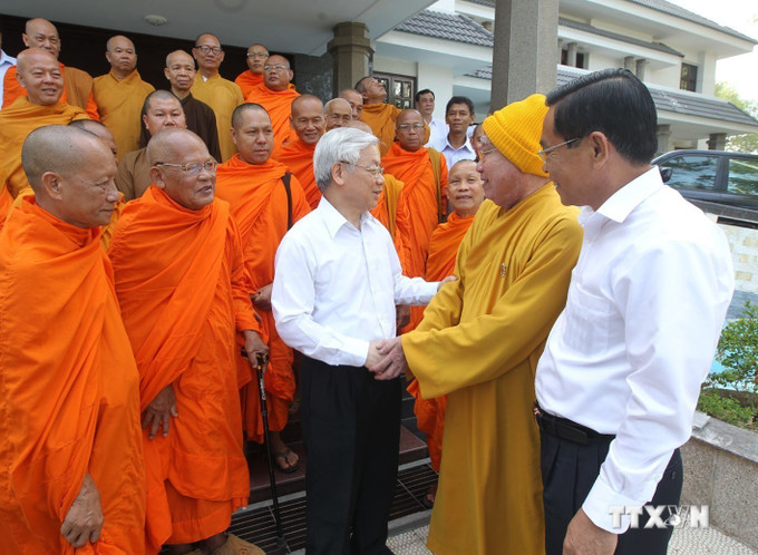 លោកអគ្គលេខាបក្ស ង្វៀន ភូត្រុង ជាមួយគណៈប្រតិភូគណៈអចិន្ត្រៃយ៍ គណៈអភិបាលសមាគមព្រះពុទ្ធសាសនា វៀតណាម ខេត្ត សុកត្រាំង ថ្ងៃទី ៩ ខែ មីនា ឆ្នាំ ២០១៥។ រូបថត៖ ទ្រីយុង - ទីភ្នាក់ងារព័ត៌មានវៀតណាម 05.jpg