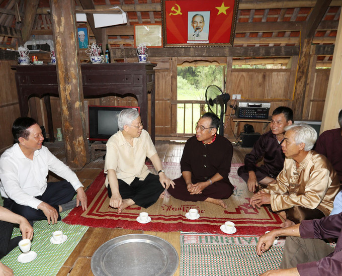 លោកអគ្គលេខាបក្ស ង្វៀន ភូត្រុង អញ្ជើញសួរសុខទុក្ខភូមិ អាយ ឃុំ ផុងភូ ស្រុក តឹនឡាក ខេត្ត ហ្វាប៊ិញ (ថ្ងៃទី ១៤ ដល់ថ្ងៃទី ១៥ ខែ ឧសភា ឆ្នាំ ២០១៧)។ រូបថត៖ ទ្រីយុង - ទីភ្នាក់ងារព័ត៌មានវៀតណាម 08.jpg