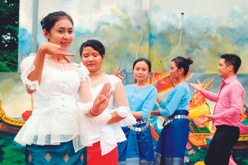 យុវនារី ខ្មែរ សម្តែងចង្វាក់របាំប្រពៃណីនៅភូមិវប្បធម៌ទេសចរណ៍ ខ្មែរ នៅឃុំ លឿងហ្វា ស្រុក ចូវថាញ់ (ខេត្ត ត្រាវិញ)