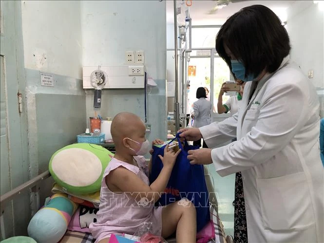 វេជ្ជបណ្ឌិតឯកទេស ឡេធីមិញហ៊ុង នាយិការងនៃមន្ទីរពេទ្យកុមារ ២ (ទីក្រុង ហូជីមិញ) អញ្ជើញ ប្រគល់អំណោយអោយអ្នកជំងឺកុមារ