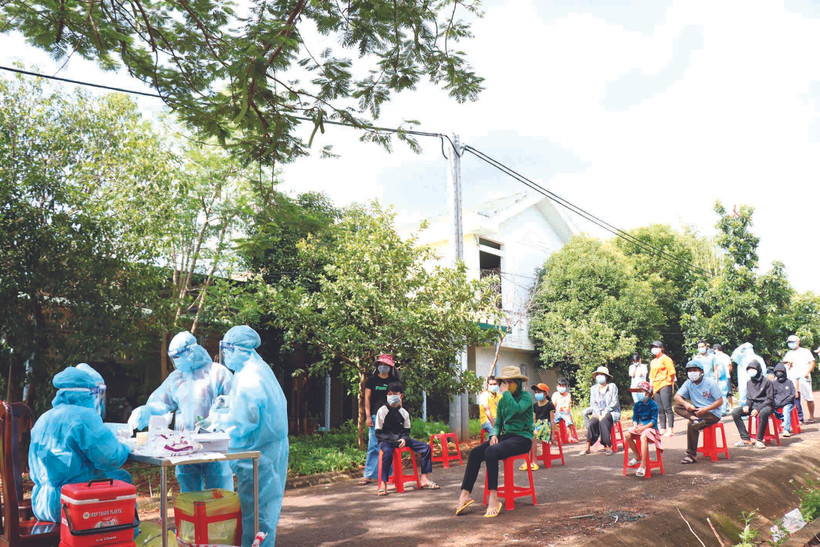 ការយកសំណាកធ្វើតេស្តិ៍លើទ្រង់ទ្រាយធំសម្រាប់បងប្អូនជនជាតិនៅឃុំ គឺអេប៊ូរ៍ ទីក្រុង បួនម៉ាធួត (ខេត្ត ដាក់ឡាក់) បន្ទាប់ពីបានកត់ត្រាចង្កោមករណីជំងឺផ្សេងៗ ដោយមិនទាន់ច្បាស់ប្រភពចម្លង