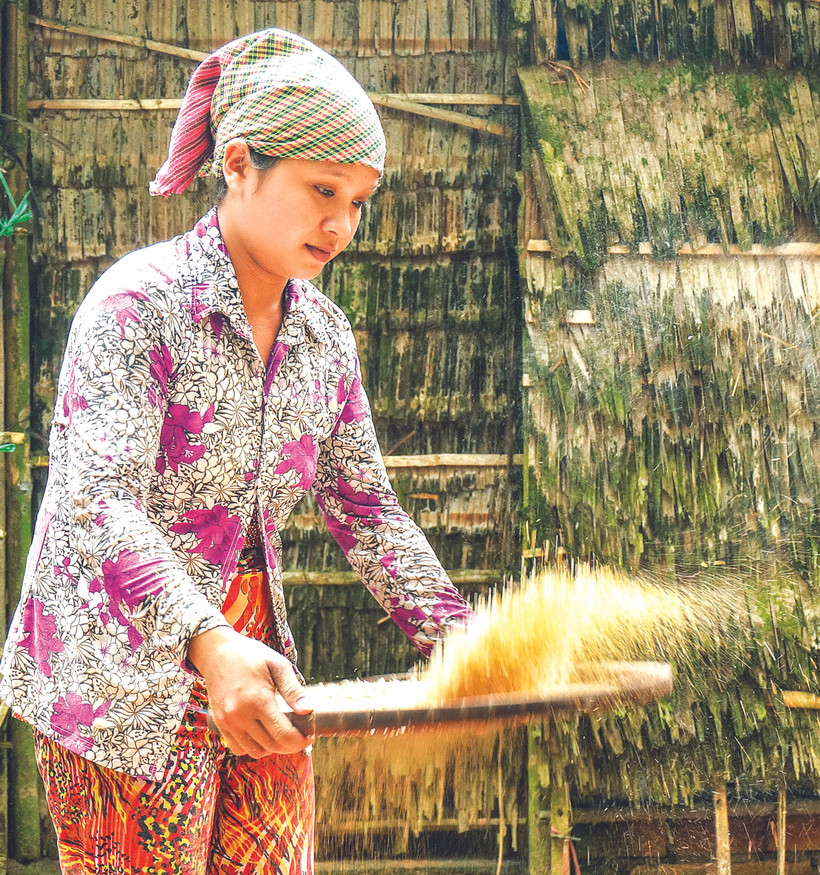 អ្នកស្រី ឡឹម ធីហឿង នៅភូមិ ភឿកគ្វើយ ឃុំ ភូតឹន ស្រុក ចូវថាញ់ (ខេត្ត សុកត្រាំង) រែង អុំឲ្យជ្រះកន្ទក់ ទុកតែគ្រាប់អំបុកក្រអូបសស្គុសទាំងអស់ 