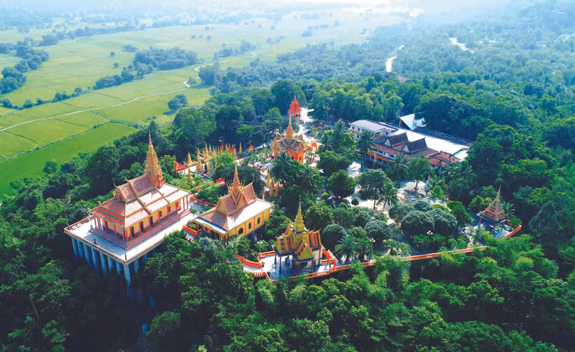 វត្ត តាប៉ា ជាវត្ត ខ្មែរ មានស្ថាបត្យកម្មស្រស់ស្អាតដ៏ល្អឯកនិងគំរូតួយ៉ាងនៅស្រុក ទ្រីតូន (ខេត្ត អានយ៉ាង)