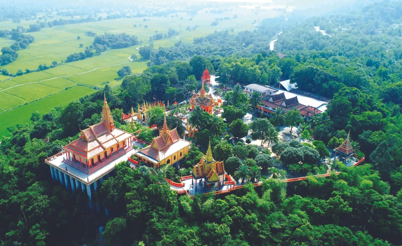 វត្ត តាប៉ា ជាវត្ត ខ្មែរ មានស្ថាបត្យកម្មស្រស់ស្អាតដ៏ល្អឯកនិងគំរូតួយ៉ាងនៅស្រុក ទ្រីតូន (ខេត្ត អានយ៉ាង)