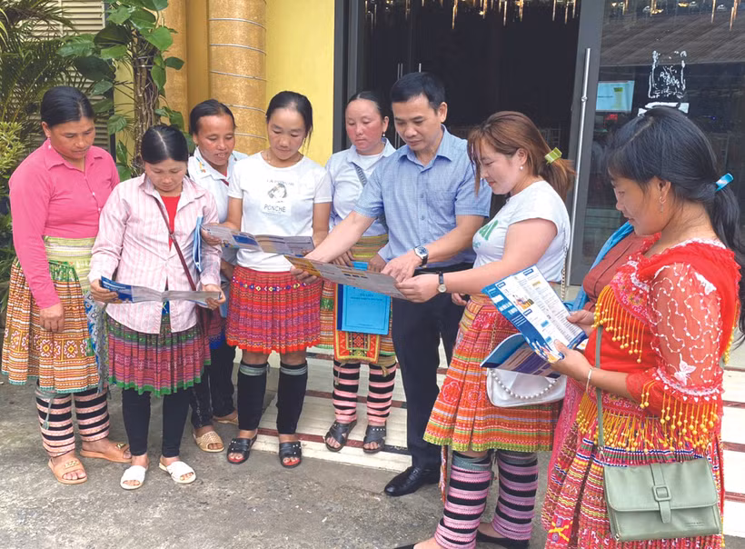 ធានារ៉ាប់រងសង្គមខេត្ត អៀនបាយ រៀបចំផ្សព្វផ្សាយដល់ក្រុមមុខសញ្ញាជាប្រជាជនតំបន់ភ្នំ តំបន់ជនជាតិភាគតិចដើម្បីឱ្យពួកគាត់យល់ច្បាស់អំពីអត្ថប្រយោជន៍ អត្ថន័យមនុស្សសាស្រ្តនៃគោលនយោបាយធានារ៉ាប់រងសុខភាពថែមទៀត