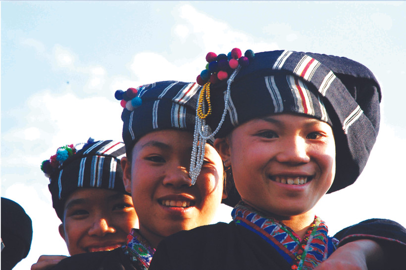 ប្អូនៗ កុមារីជនជាតិ លឺ (ខេត្ត ឡាយចូវ) រីករាយពិធីបុណ្យ កាំមឿង (បុណ្យសែនភូមិ)