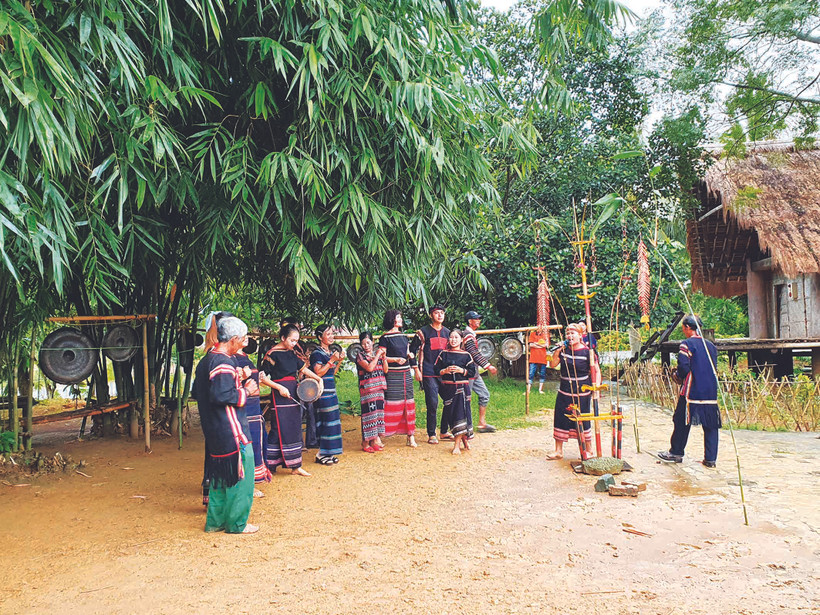 បន្ទាប់ពីពិធីបុណ្យ ជនជាតិ អេដេ នាំគ្នាច្រៀងរាំ ទទួលទានបាយថ្មី ភ្លក់រសជាតិស្រាអេកនិងជូនពរគ្នាអោយជួបប្រទះតែវិបុលសុខគ្រប់ប្រការ