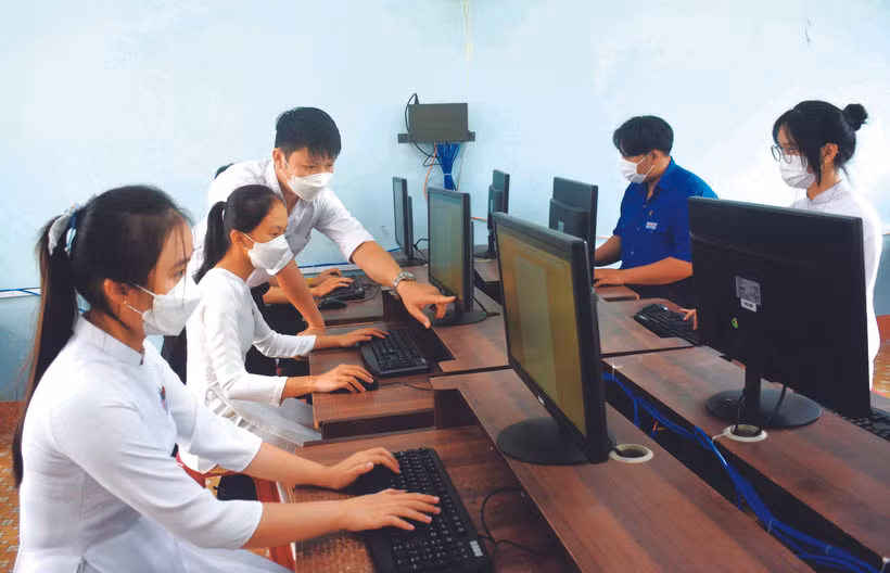 លោកគ្រូវ័យក្មេង ង្វៀន វៀតឡឹន ណែនាំ បង្ហាត់បង្រៀនជួយកូនសិស្សងាយស្រួលក្នុងការក្រេបយកមេរៀន