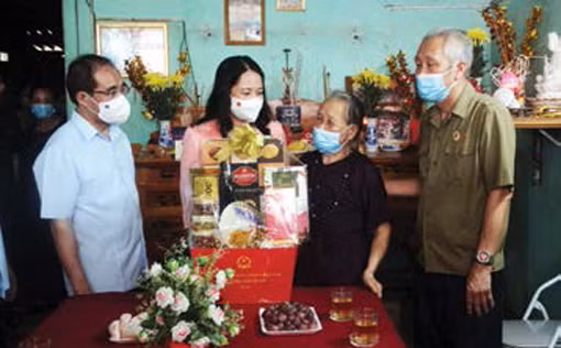 ក្នុងឱកាសរំលឹកអនុស្សាវរីយ៍ខួប ៧៤ ឆ្នាំនៃទិវាយុទ្ធជនពិការ - យុទ្ធជនពលី (ថ្ងៃទី ២៧ ខែ កក្កដា ឆ្នាំ ១៩៤៧ - ថ្ងៃទី ២៧ ខែ កក្កដា ឆ្នាំ ២០២១) លោកស្រី វ៉ធីអាញ់ស៊ន់ អនុប្រធានរដ្ឋរួមជាមួយនឹងថ្នាក់ដឹកនាំខេត្ត ទ្វៀនក្វាង អញ្ជើញមកសួរសុខទុក្ខ ជូនអំណោយអោយមាតានៃយុទ្ធជនព