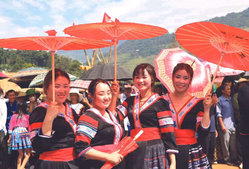 កីឡាករកីឡាការិនីជនជាតិ ម៉ុង ប្រកួតវិញ្ញាសាបាញ់ស្នានៅទិវាមហោស្រពវប្បធម៌កីឡាបណ្តាជនជាតិស្រុក ថានអ្វៀន (ខេត្ត ឡាយចូវ)