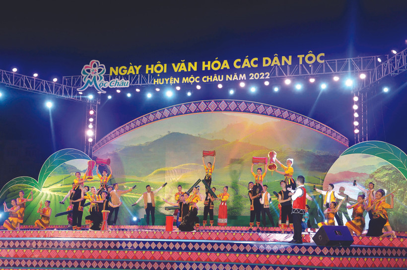 ក្នុងក្របខ័ណ្ឌទិវាមហោស្រពវប្បធម៌បណ្តាជនជាតិស្រុក ម៉ុកចូវ ឆ្នាំ ២០២២ គណៈកម្មាធិការប្រជាជនស្រុក ម៉ុកចូវ (ខេត្ត សឺនឡា) រៀបចំកម្មវិធីសិល្បៈ "ម៉ុកចូវ - សំឡេងហៅរដូវស្នេហ៍"