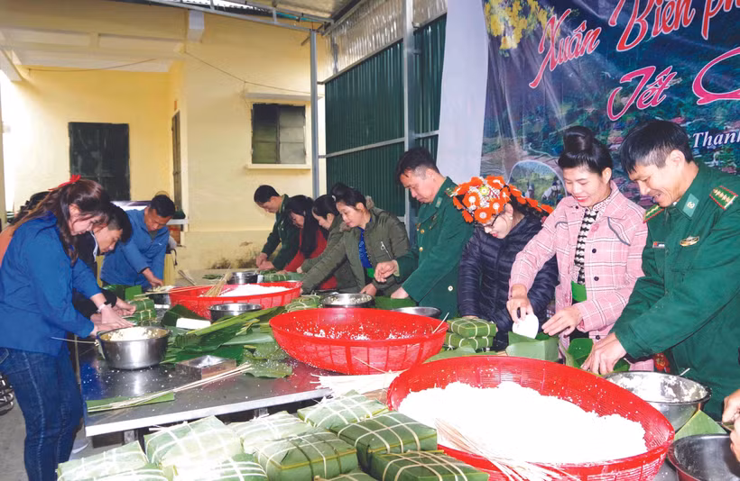 ប៉ុស្តិ៍ការពារព្រំដែន មឿងពោន (កងទ័ពការពារព្រំដែនខេត្ត ដៀនបៀន) រៀបចំវេចនំបាញ់ជឹងបៃតងជូនបណ្តាគ្រួសារគោលនយោបាយ គ្រួសារក្រីក្រ ។ល។ នៅលើភូមិសាស្ត្រឃុំចំនួនពីរ មឿងពោន ហួថាញ់ (ស្រុក ដៀនបៀន)