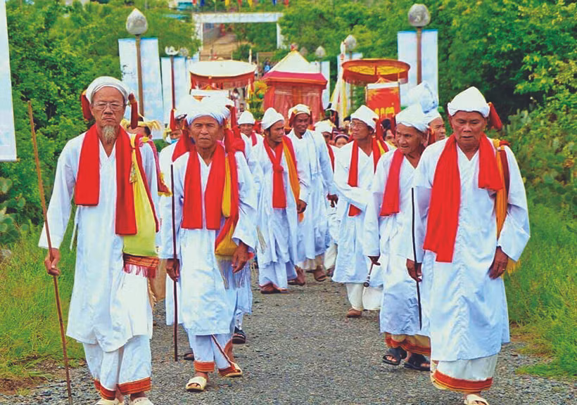 អ្នកបួសជនជាតិ ចាម នៃព្រហ្មញ្ញសាសនាអញ្ជើញដង្ហែព្រះពស្ត្រទៅកាន់ប្រាសាទ ប៉ូក្លងហ្ការ៉ា