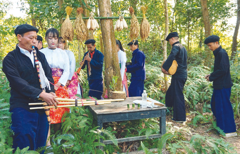 ពិធីបូជាអារក្សព្រៃត្រូវបានរៀបចំឡើងនាពេលដើមឆ្នាំដោយសារបងប្អូនជនជាតិ ម៉ុង ចាត់ទុកថាប៉ុន្មានថ្ងៃនោះគឺជាថ្ងៃដែលស្អាតបរិសុទ្ធបំផុតក្នុងឆ្នាំ មេឃដីមានភាពពិសិដ្ឋ សព្វសត្វទាំងឡាយរីកដុះដាល កើតកាលវាលគុម្ព