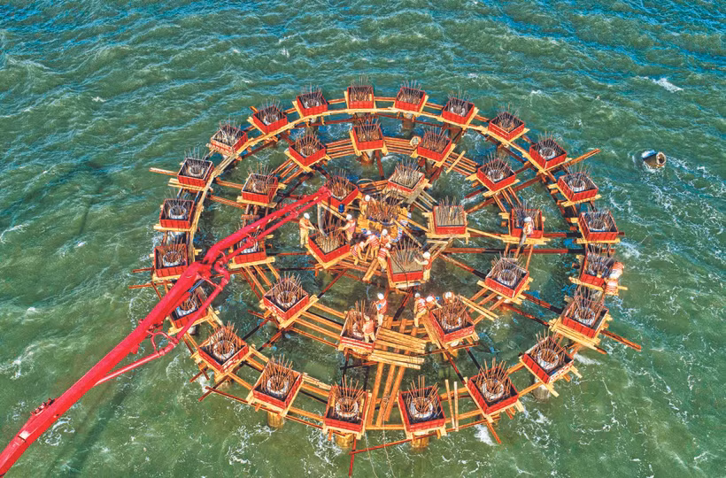 ដំណើរការសាងសង់ដំឡើងបង្គោលតួប៊ីនខ្យល់លើតំបន់ផ្ទៃសមុទ្រនៅឃុំ ឡុងដៀនដុង ស្រុក ដុងហាយ ខេត្ត បាកលៀវ