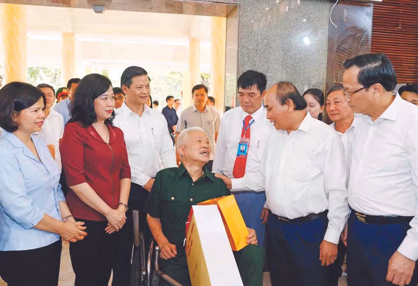 លោកប្រធានរដ្ឋ ង្វៀន ស៊ន់ភុក អញ្ជើញសួរសុខទុក្ខយុទ្ធជនពិការ យុទ្ធជនកំពុងសម្រាកព្យាបាលនៅមជ្ឈមណ្ឌលគិលានុបដ្ឋាកយុទ្ធជនពិការ ធន់ថាញ់ (ខេត្ត បាក់និញ)