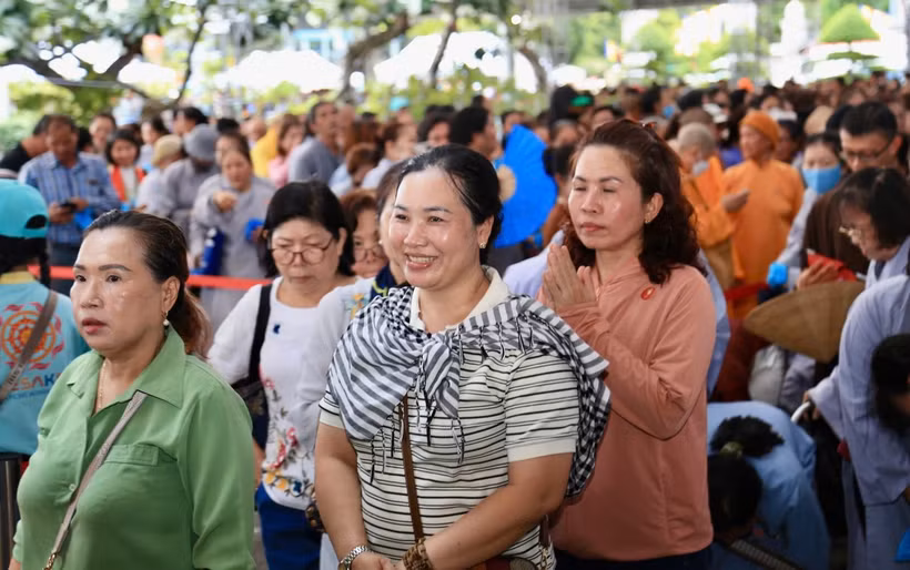 ប្រជាជនភាគច្រើនរង់ចាំធ្វើសក្ការៈបូជាក្នុងចិត្តប្រុងប្រៀបអនុមោទនា