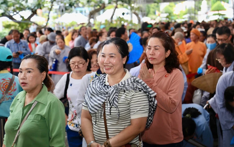 ប្រជាជនភាគច្រើនរង់ចាំធ្វើសក្ការៈបូជាក្នុងចិត្តប្រុងប្រៀបអនុមោទនា