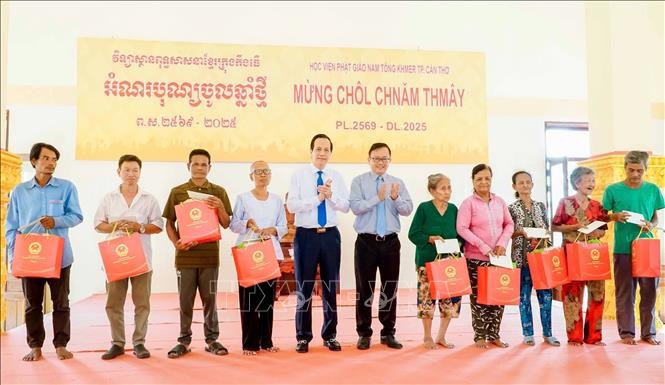 រដ្ឋមន្ត្រី ដាវ ង៉ុកយុង ជូនអំណោយដល់ក្រុមគ្រួសារក្រីក្រនៅស្រុក អូម៉ូន និងស្រុក កើ ដ។ រូបថត៖ ង៉ុកធៀន - ទីភ្នាក់ងារព័ត៌មានវៀតណាម