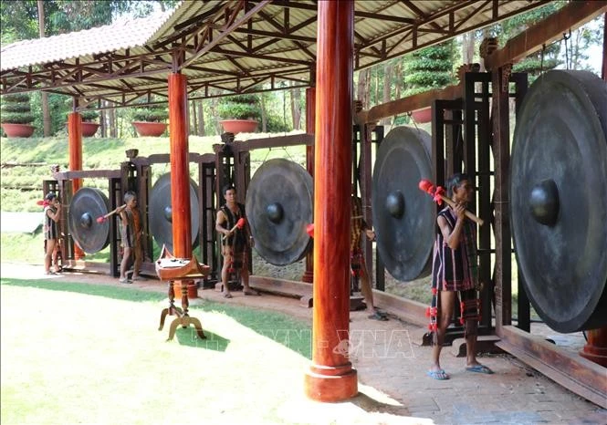 បងប្អូនជនជាតិ​ ស្ទៀង បង្ហាញថ្វៃដៃវាយគង​នៅ​តំបន់​អភិរក្ស​វប្បធម៌​ជនជាតិ​ ស្ទៀង ភូមិ បំប (ស្រុក ប៊ូដាំង ខេត្ត ប៊ិញភឿក)។ រូបថត៖ ញឹតប៊ិញ - ទីភ្នាក់ងារព័ត៌មានវៀតណាម
