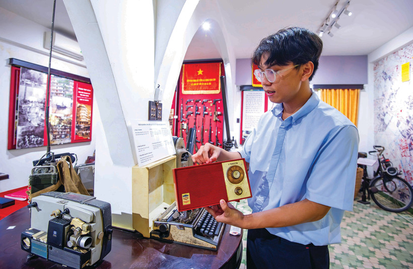 ឧបករណ៍ទាក់ទងពត៌មានរបស់កងកម្លាំងពិសេស សាយហ្គន ត្រូវបានដាក់តាំងបង្ហាញនៅសារមន្ទីរកងកម្លាំងពិសេស សាយហ្គន - យ៉ាឌិញ នៅលេខ ១៤៥ ត្រឹន ក្វាងខាយ ខណ្ឌ ១ (ទីក្រុង ហូ ជីមិញ)