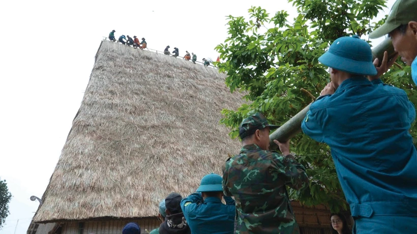 កងទ័ពការពារព្រំដែនជួយអ្នកភូមិប្រក់ដំបូលផ្ទះរ៉ុង កនស៊ើឡ័ល ឡើងវិញ