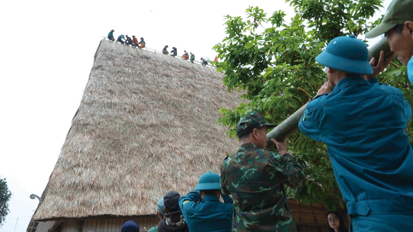 កងទ័ពការពារព្រំដែនជួយអ្នកភូមិប្រក់ដំបូលផ្ទះរ៉ុង កនស៊ើឡ័ល ឡើងវិញ