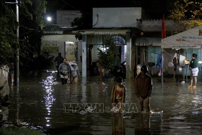 ប្រជាជនបន្លាស់ទីចេញផុតពីតំបន់លិចជ្រៅទៅកាន់កន្លែងសុវត្ថិភាព។