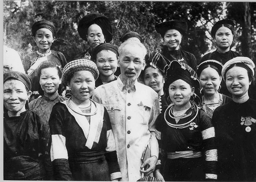 លោកប្រធាន ហូ ជីមិញ ជាមួយតំណាងនារីបណ្តាជនជាតិចំនួនមនុស្សតិចនៅមហាសន្និបាតនារីទូទាំងប្រទេសលើកទី ២ ថ្ងៃទី ២ ខែ មិថុនា ឆ្នាំ ១៩៥៦ នៅវិមានប្រធានរដ្ឋ ហាណូយ
