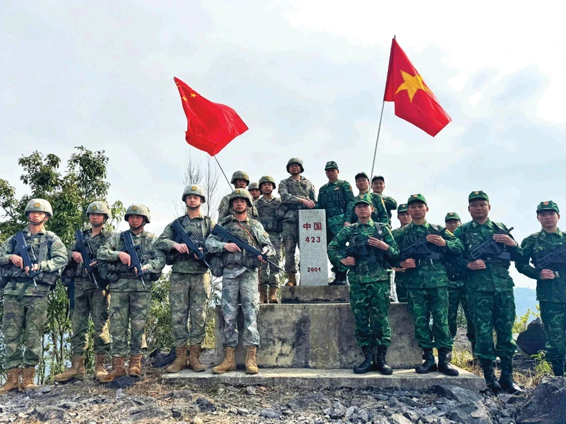 ប៉ុសិ៍្តការពារព្រំដែន លុងគូ (ខេត្ត ហាយ៉ាង ប្រទេស វៀតណាម) និងការពារព្រំដែនតំបន់ស្រុក ភូនិញ (ប្រទេស ចិន) យាមល្បាតទ្វេភាគីនៅខ្សែបន្ទាត់ព្រំដែន វៀតណាម - ចិន