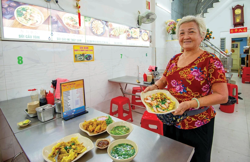 លោកស្រី លៀវ ថៃលៀន ជនជាតិ ចិន មានបទពិសោធន៍ជាច្រើនឆ្នាំកែចៃ្នមុខអាហារនំគាវនៅវិថីភោជនាហារ ហា តូនក្វៀន