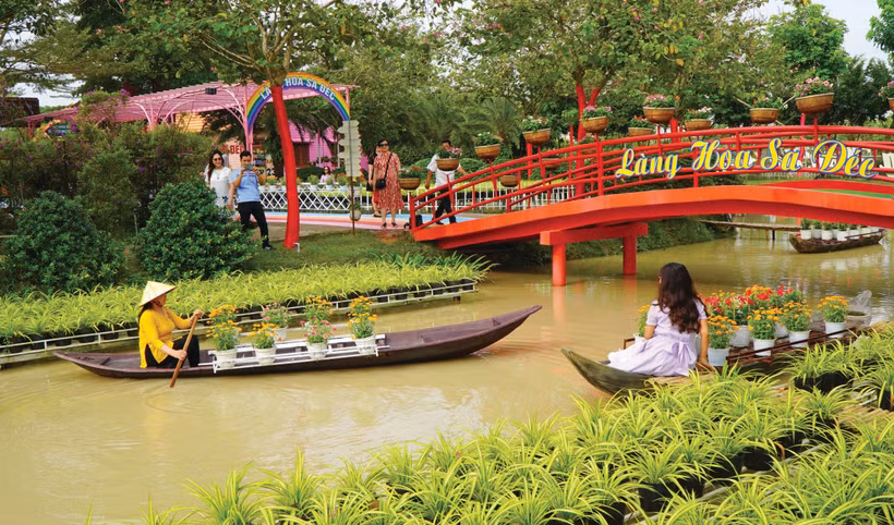 ភ្ញៀវទេសចរទស្សនា ថតរូបនៅភូមិផ្កា រុក្ខជាតិលម្អ សាដែក