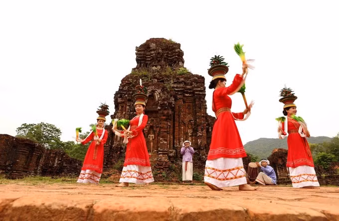 របាំ ចាម្ប៍ ធ្វើឱ្យលម្ហប្រាសាទបុរាណរស់រានឡើងវិញ