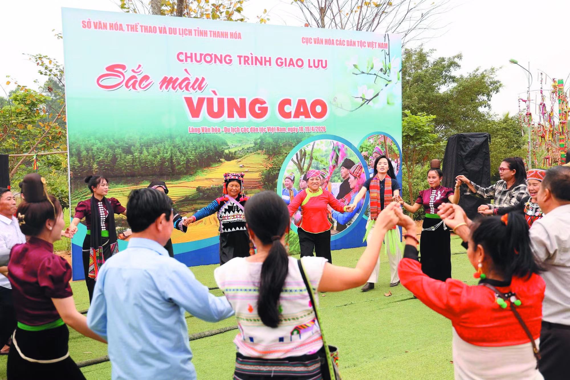 ngay-vh-cac-dan-toc-12.jpg