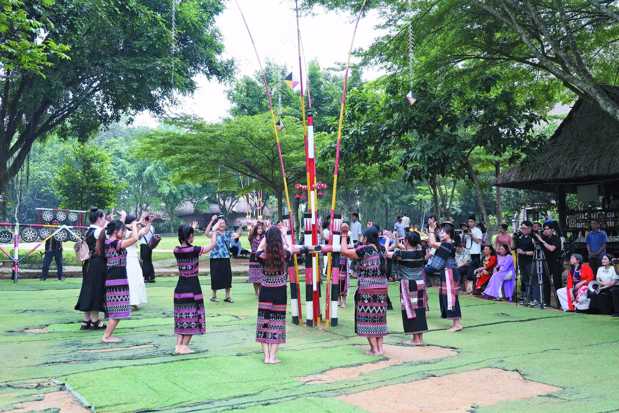 ngay-vh-cac-dan-toc-3.jpg
